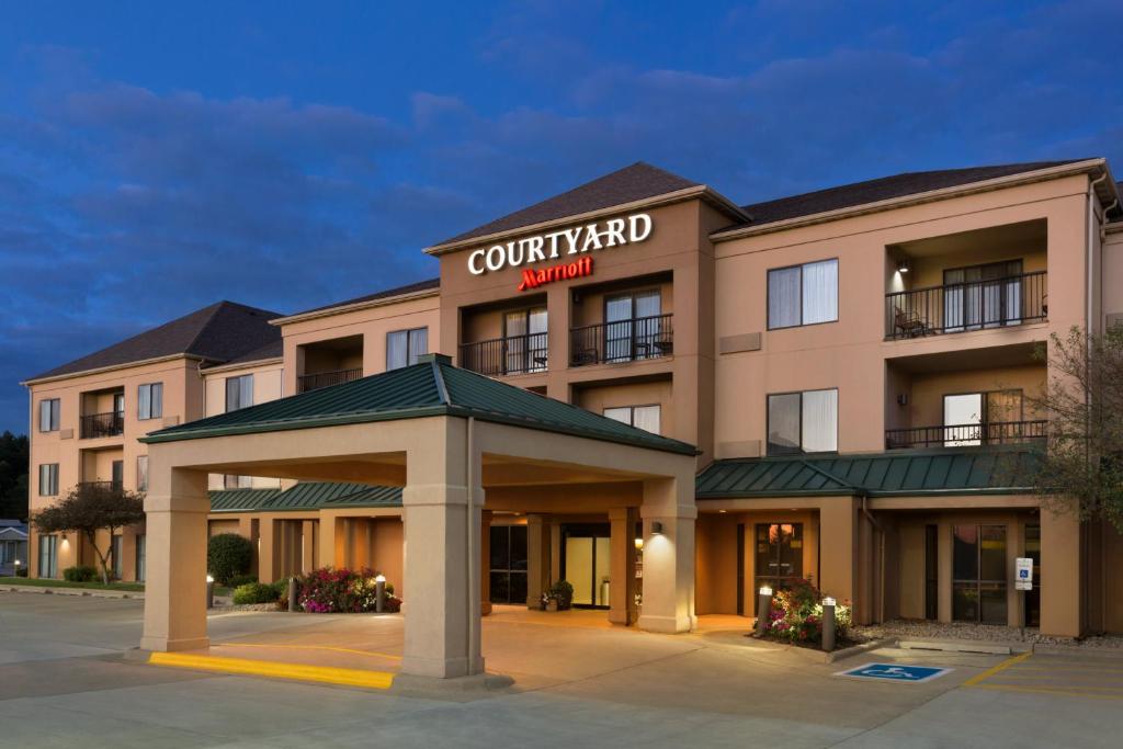 Courtyard by Marriott Bloomington Normal Main image 2